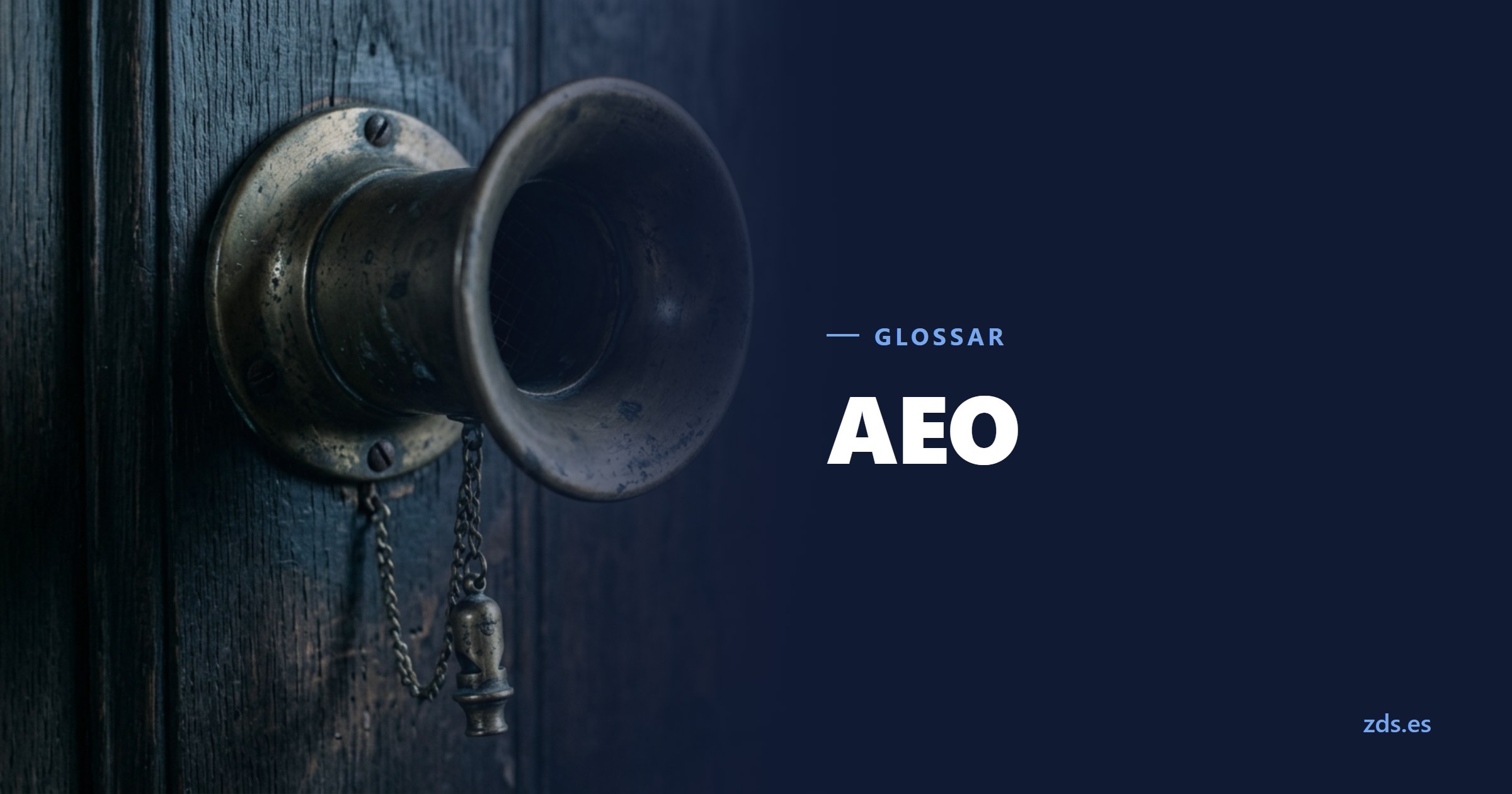 Die messingne Öffnung eines Sprachrohrs an einer dunklen Wand — daneben der Titel AEO
