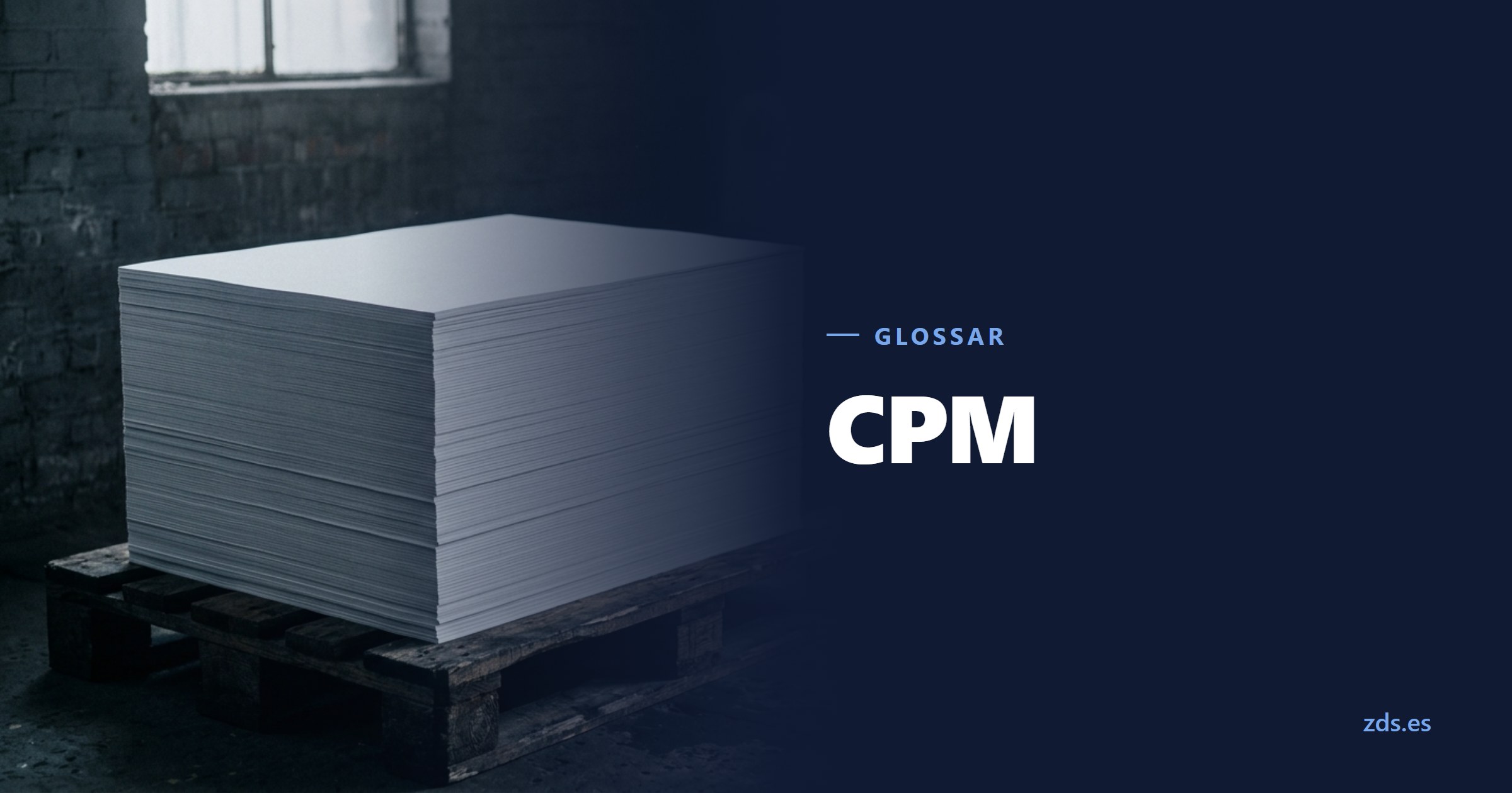 Ein hoher Stapel frisch gedruckter, leerer Papierbogen auf einer Palette — daneben der Titel CPM