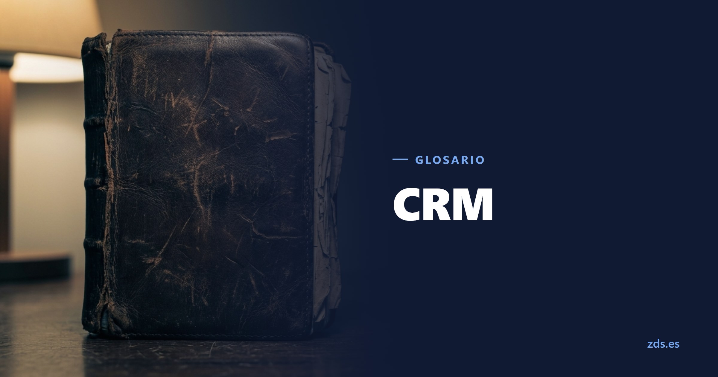 Una agenda de piel muy gastada, cerrada sobre un escritorio, junto al título CRM