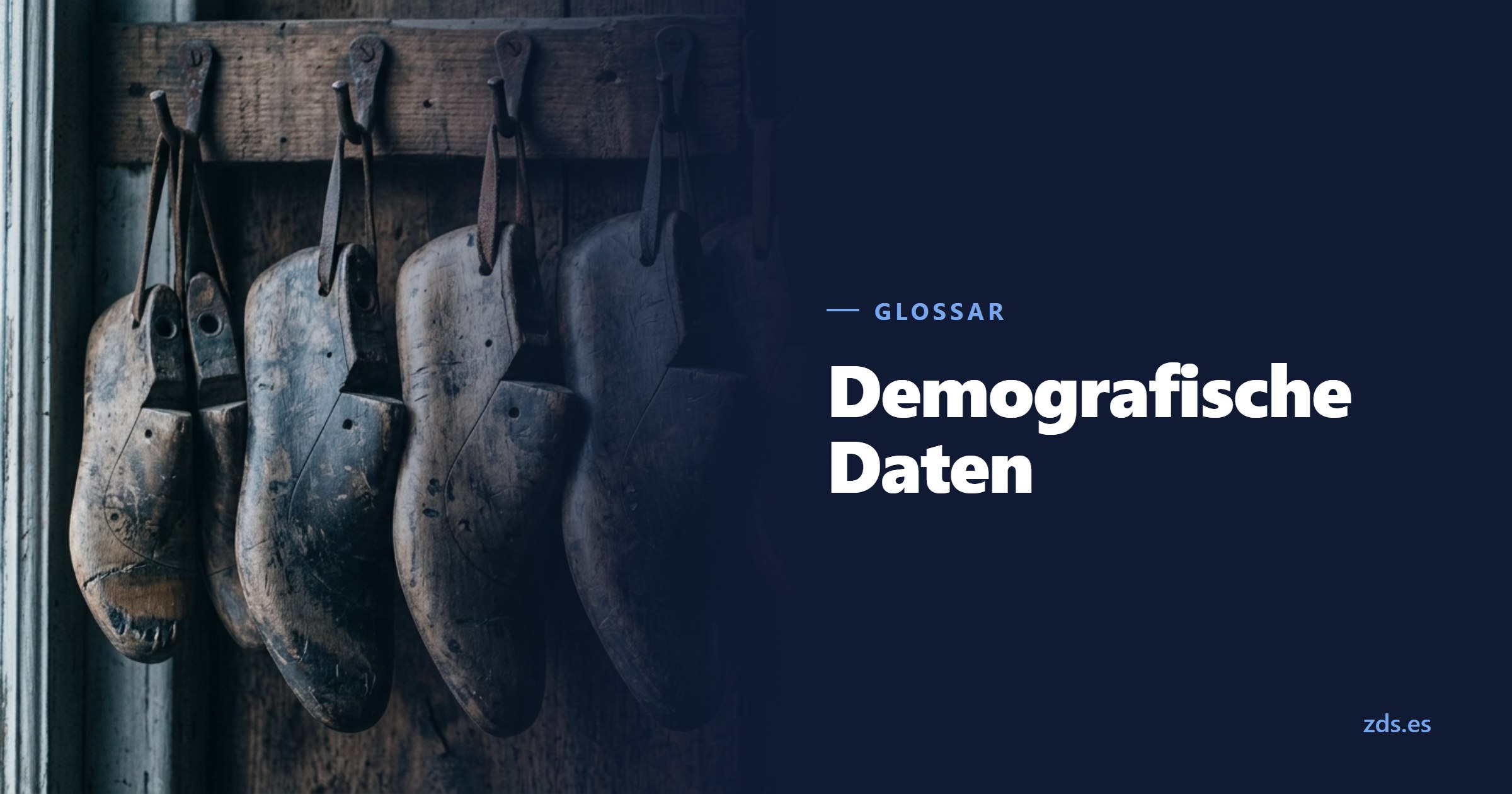 Mehrere Schusterleisten in verschiedenen Größen an Haken — daneben der Titel Demografische Daten
