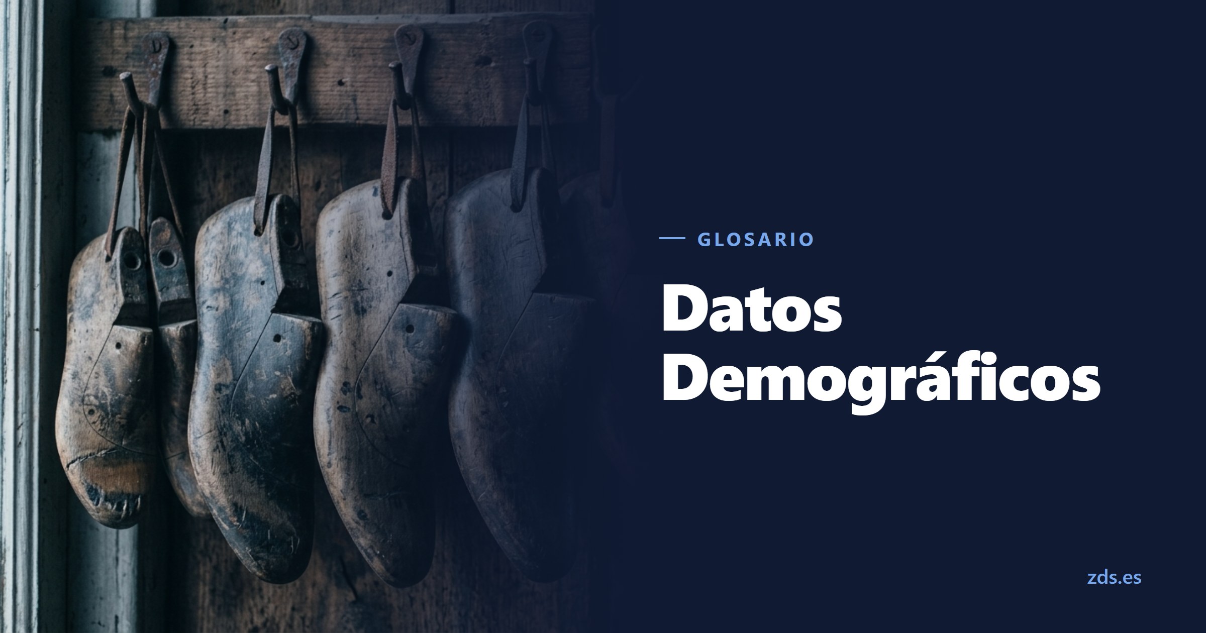 Varias hormas de zapatero de distintas tallas colgadas de ganchos, junto al título Datos Demográficos