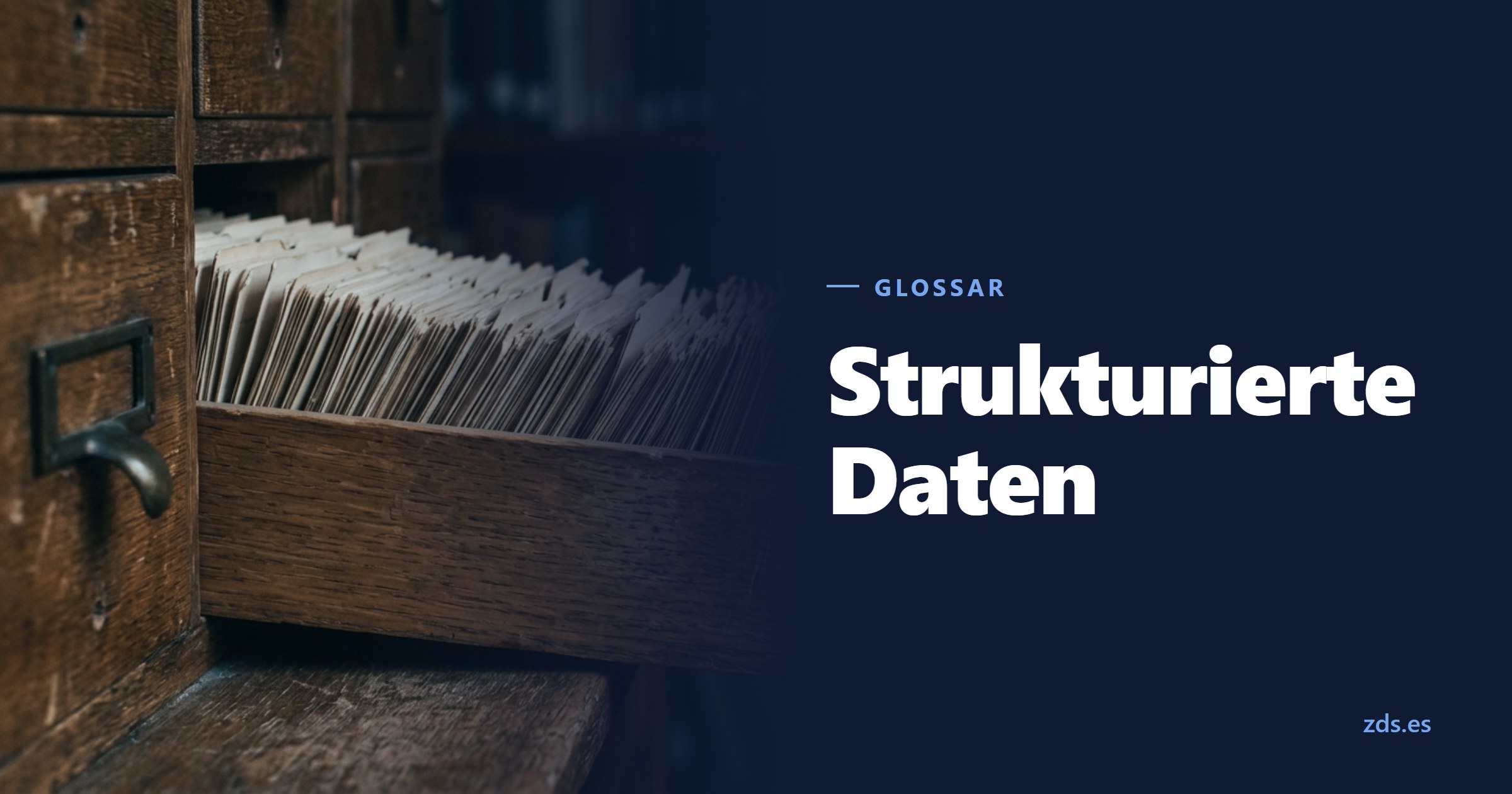 Eine halb offene Karteikastenschublade, die Karten hochkant — daneben der Titel Strukturierte Daten