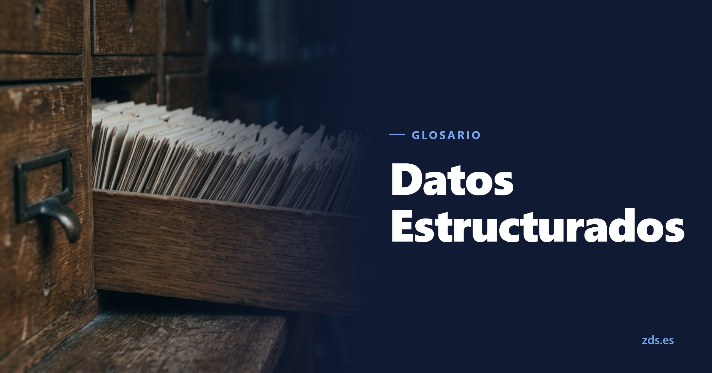 Un cajón de fichero de biblioteca entreabierto, con las fichas de canto, junto al título Datos Estructurados