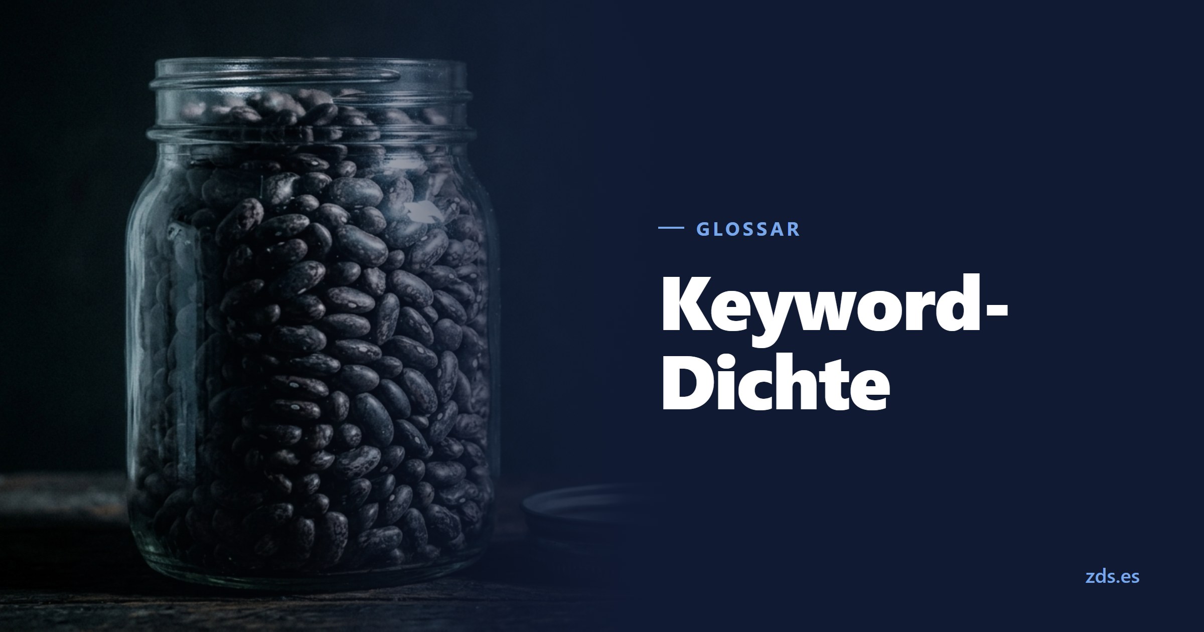 Ein Glas, randvoll mit dicht gepressten gleichen Bohnen — daneben der Titel Keyword-Dichte