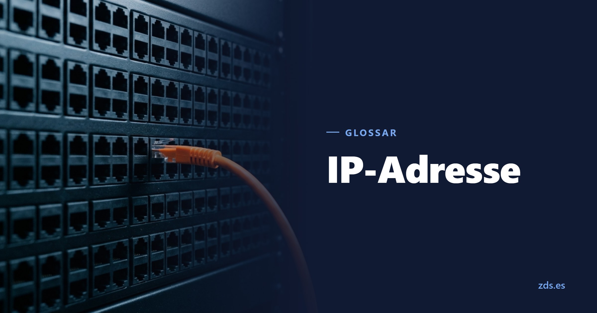 Ein Patchfeld voller gleicher Buchsen, in einer steckt ein oranges Kabel — daneben der Titel IP-Adresse