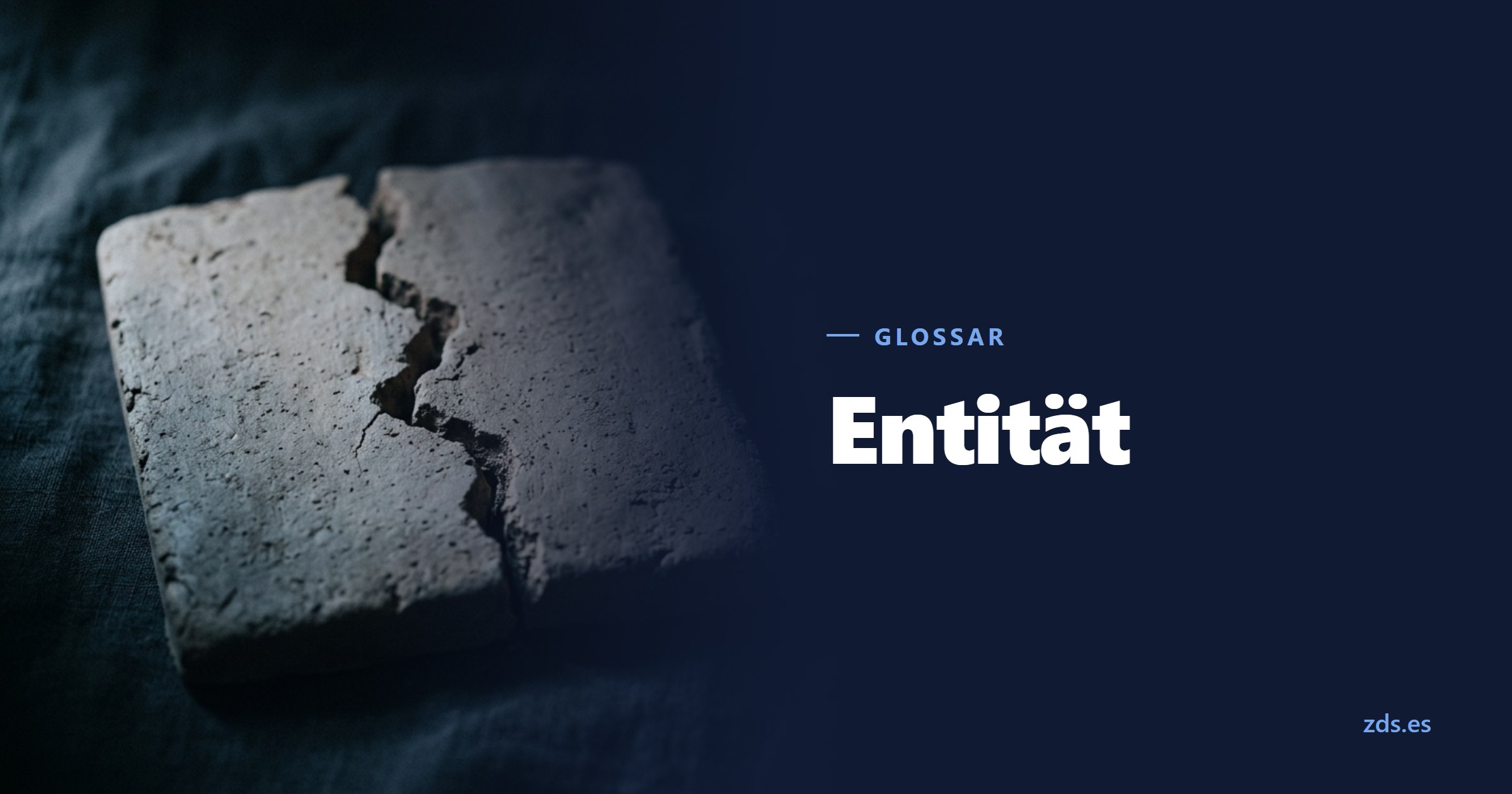Eine in zwei Teile gebrochene Tontafel, die Bruchkanten aneinandergelegt — daneben der Titel Entität