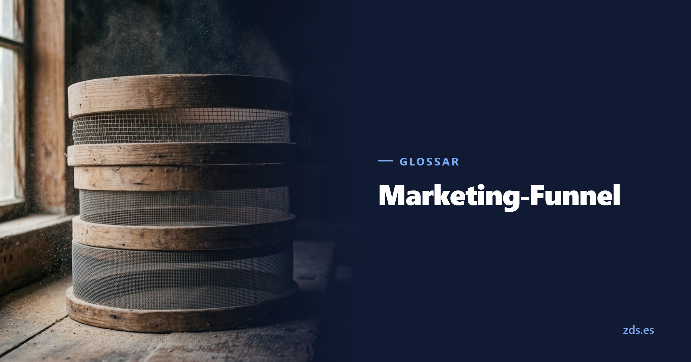 Drei gestapelte Holzsiebe, das Gewebe nach unten hin immer feiner — daneben der Titel Marketing-Funnel