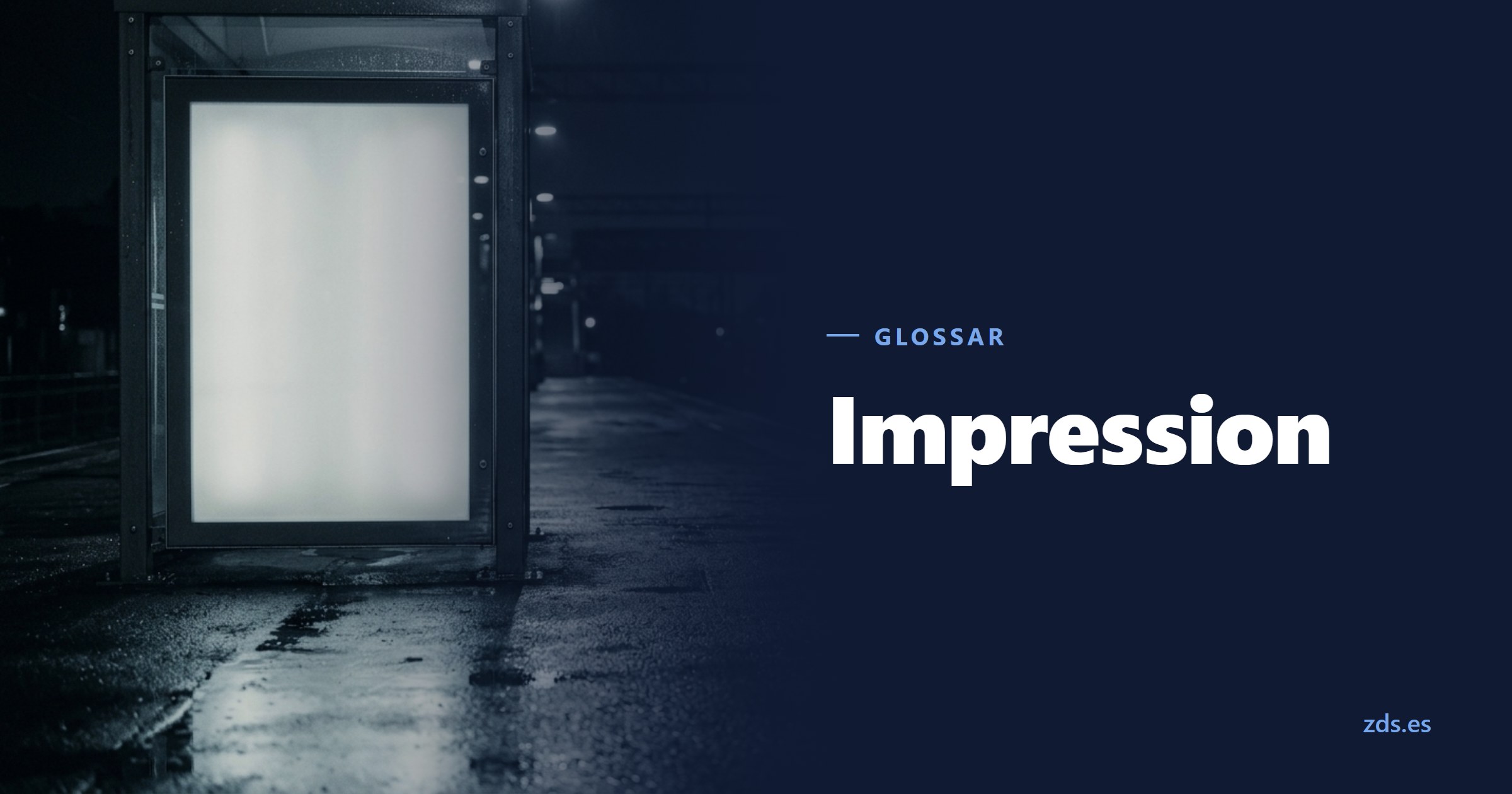 Ein beleuchteter Schaukasten an einer nassen, leeren Fahrbahn — daneben der Titel Impression