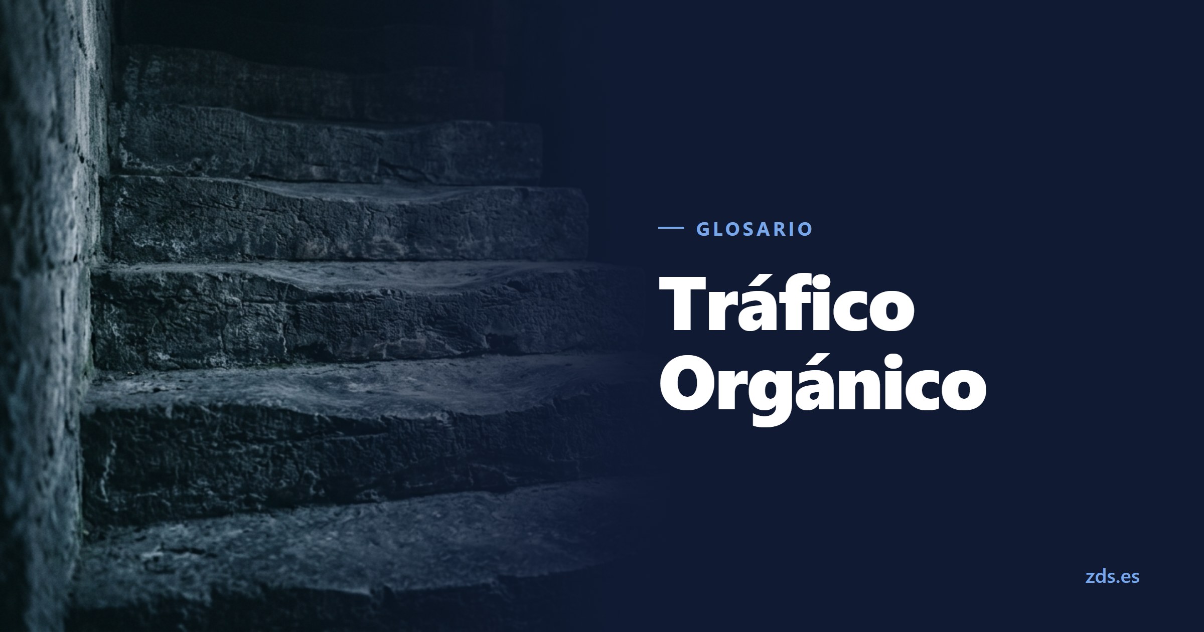 Una escalera de piedra con el centro de los peldaños hundido por el uso, junto al título Tráfico Orgánico