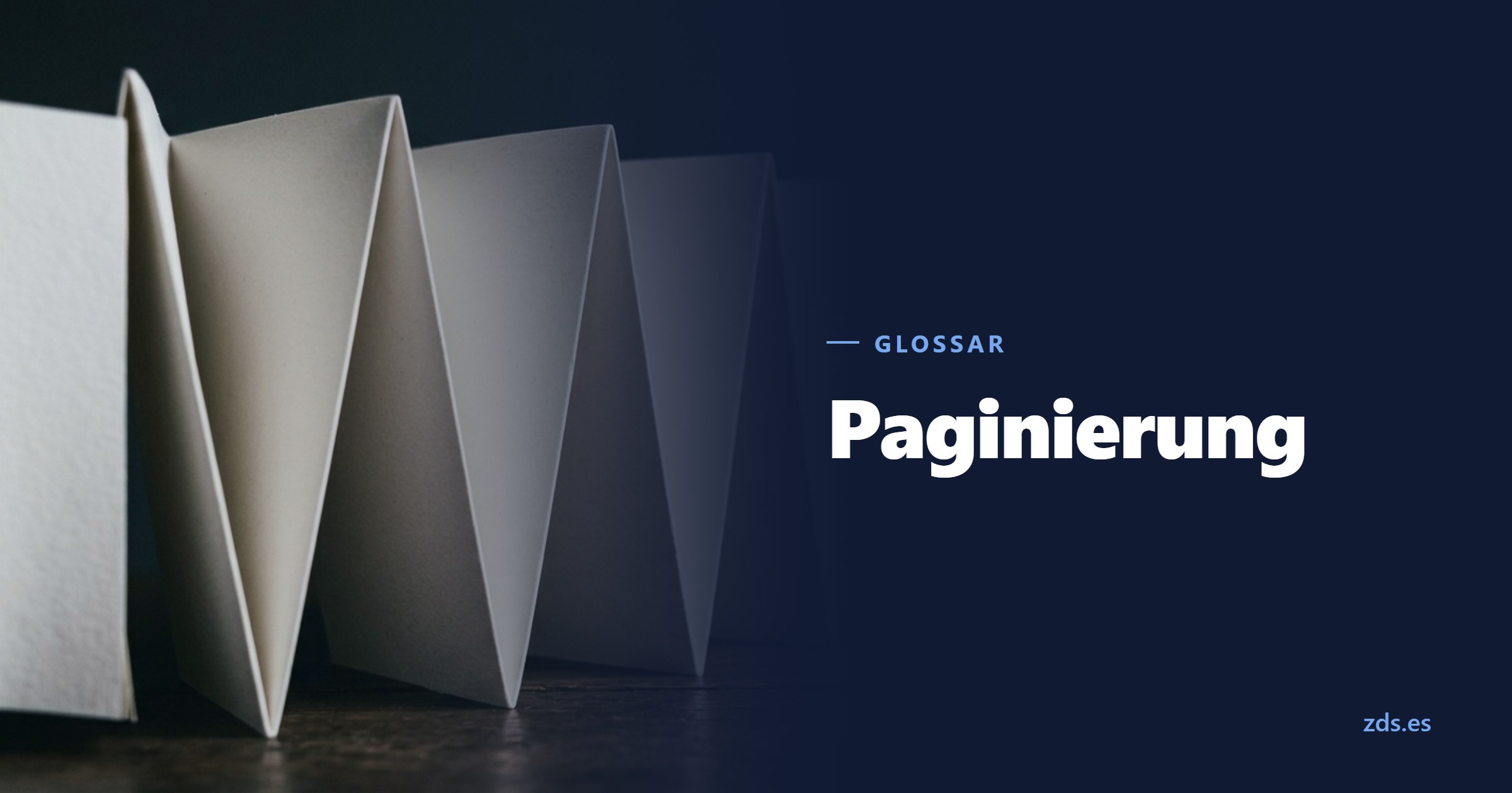 Ein im Zickzack aufgestelltes Leporello aus Papier auf einem Tisch — daneben der Titel Paginierung