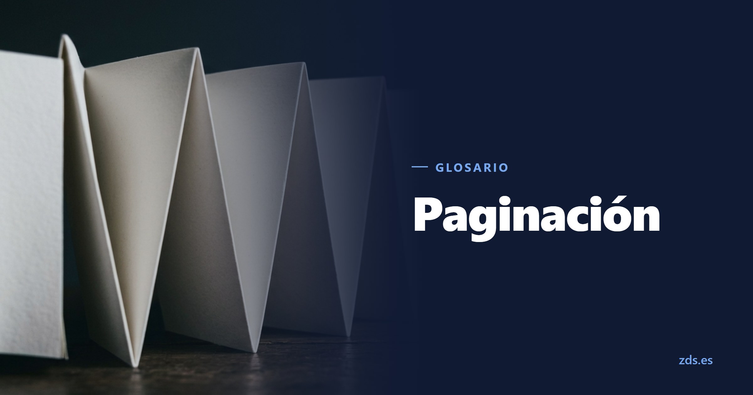 Un leporello de papel desplegado en zigzag sobre una mesa, junto al título Paginación