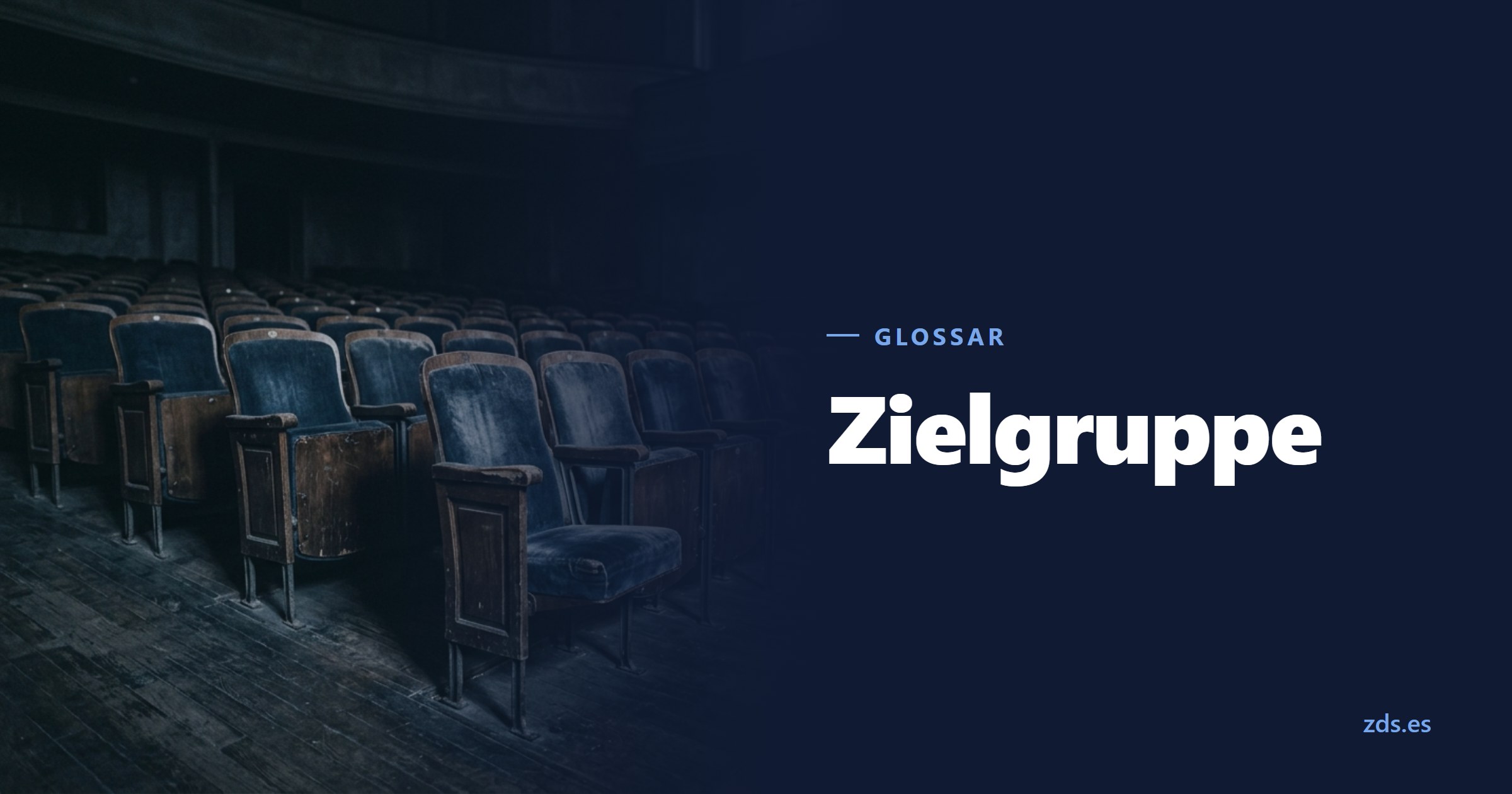 Leere Theaterreihen, von der Bühne aus gesehen — daneben der Titel Zielgruppe
