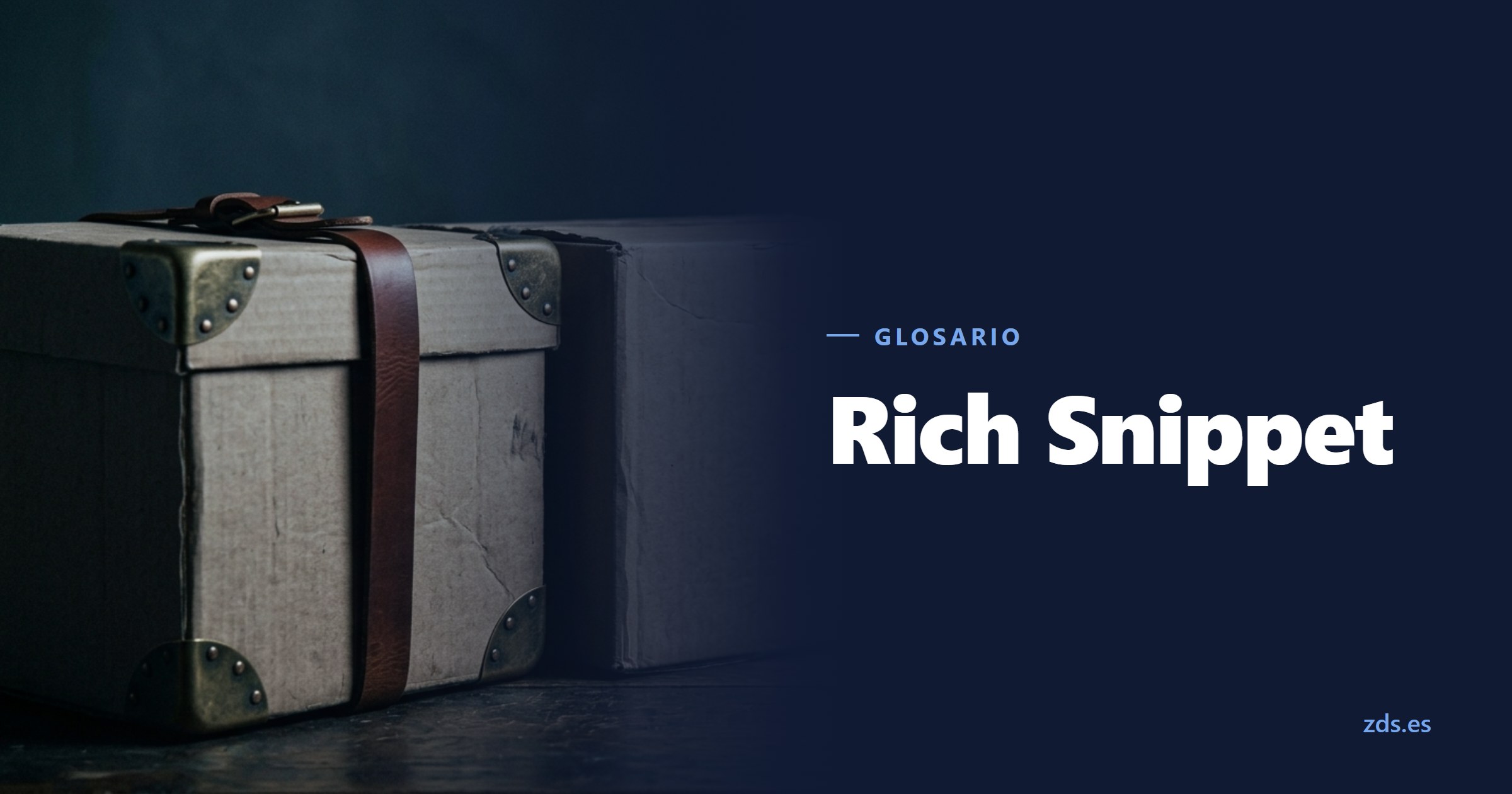 Una caja de cartón con cantoneras de latón y una correa de cuero, junto al título Rich Snippet