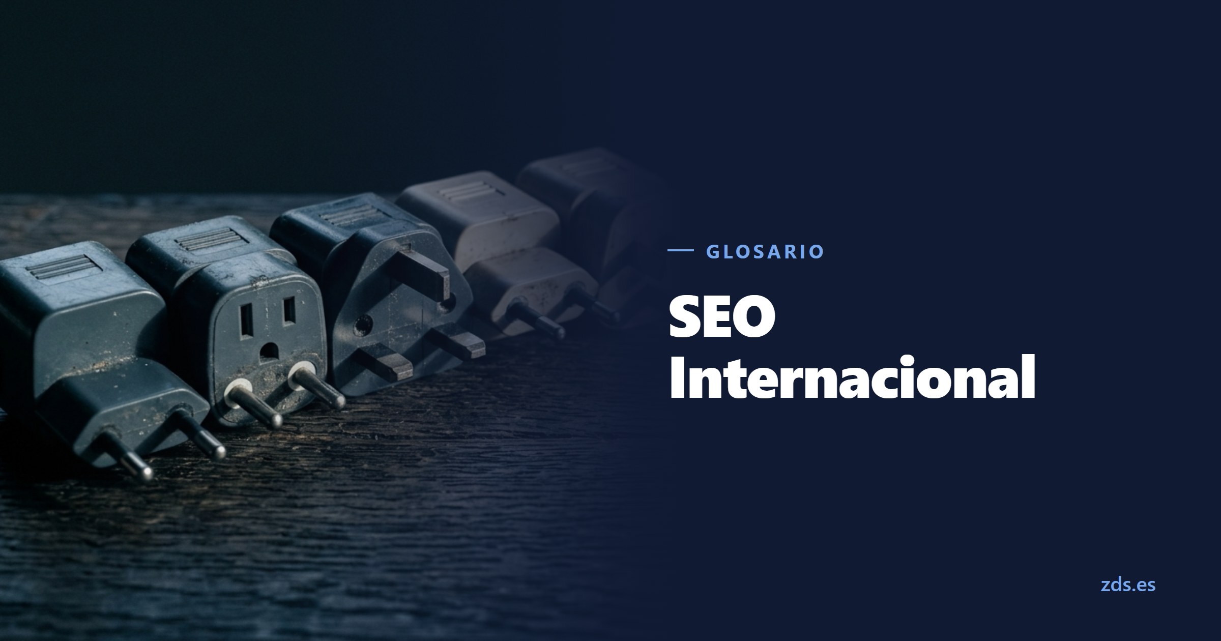Varios adaptadores de enchufe de viaje con clavijas distintas, junto al título SEO Internacional