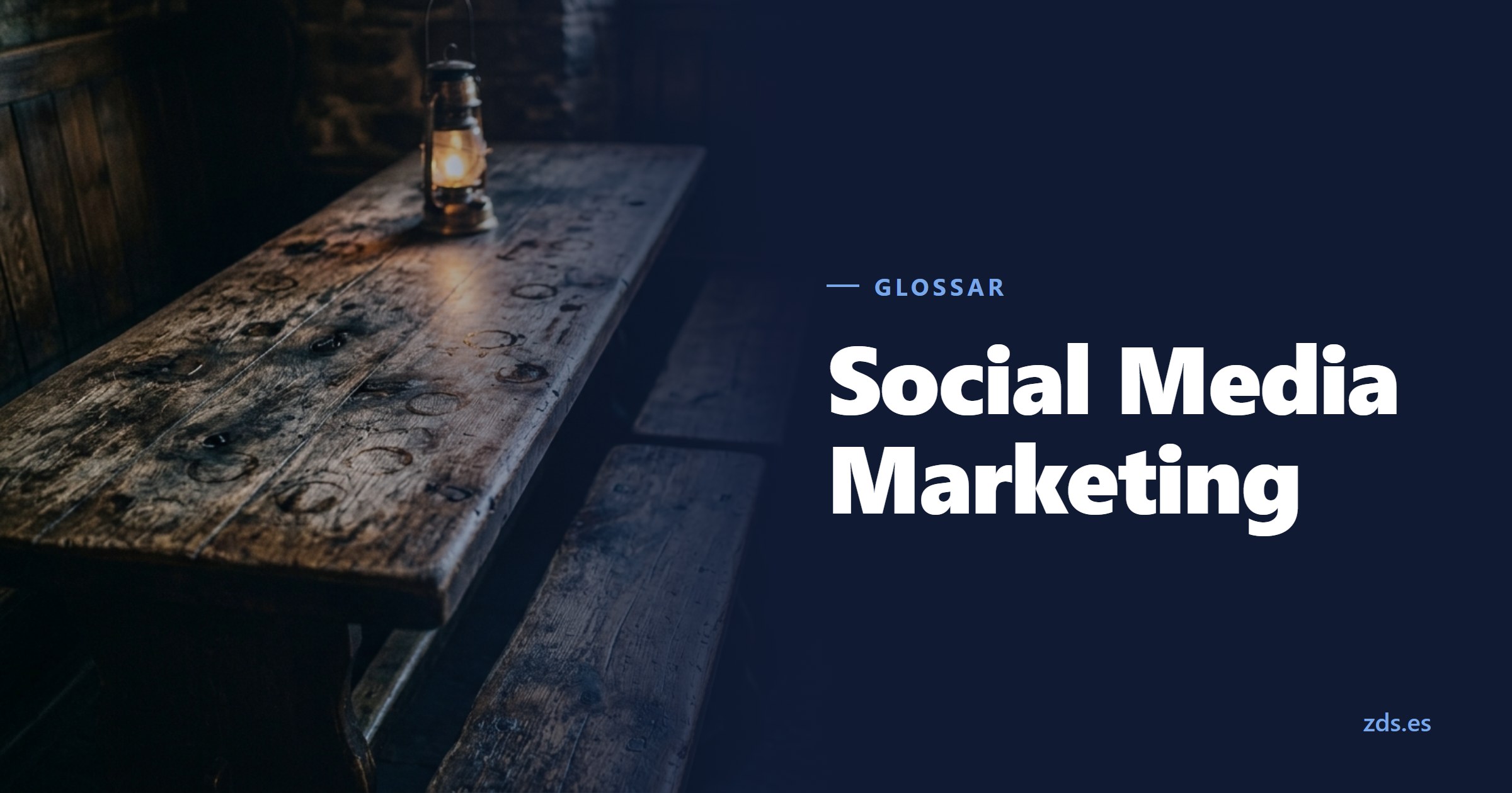 Eine lange Wirtshaustafel mit Bänken, leer, darauf eine Petroleumlampe — daneben der Titel Social Media Marketing