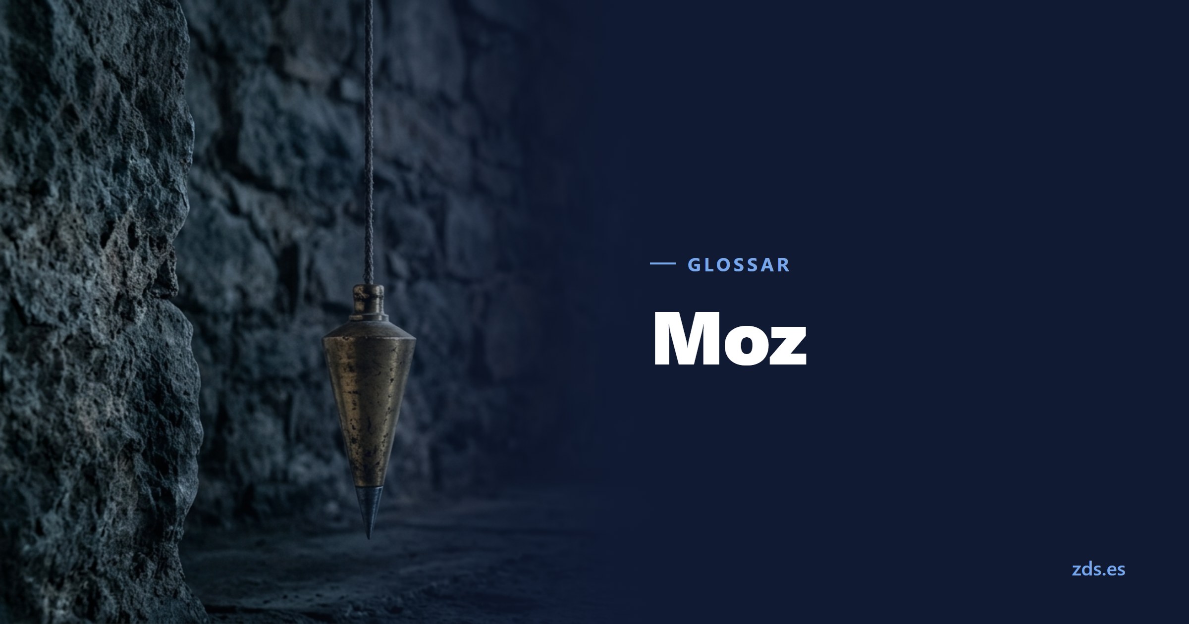 Ein messingnes Senkblei, das still an seiner Schnur vor einer Steinwand hängt — daneben der Titel Moz