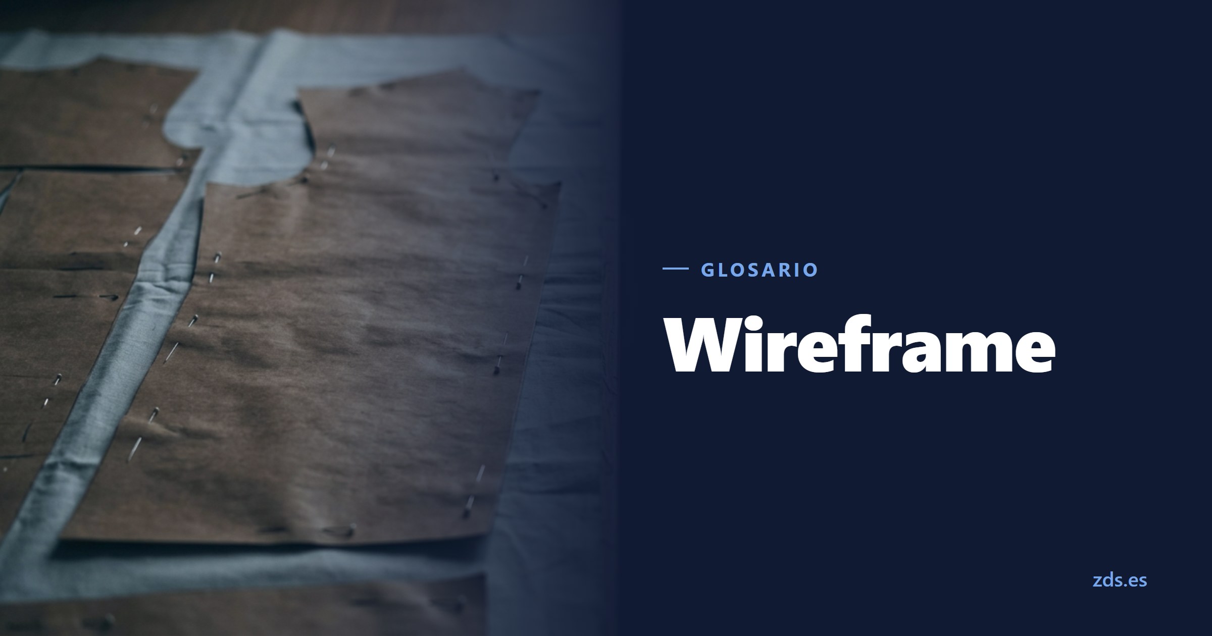 Piezas de patrón de papel prendidas sobre la tela en una mesa de corte, junto al título Wireframe